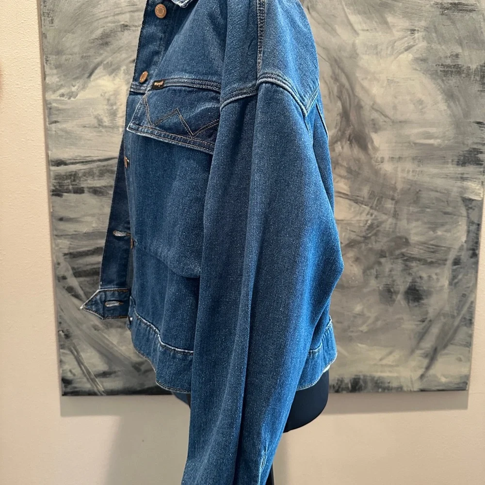 Vintage-Style Wrangler Cropped Denim Jacket size Large but also fits Medium - Picture 5 of 8